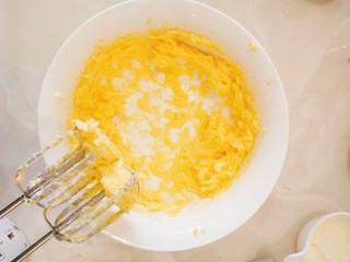 5、迷你水果塔,打发到体积明显变大，羽毛状就可以了哦！