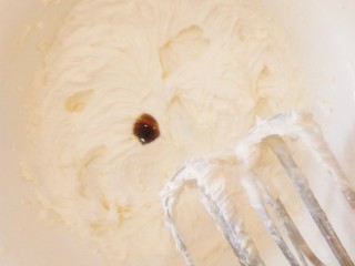 11、迷你水果塔,最后加点香草精增加风味，装进裱花袋放冰箱冷藏备用