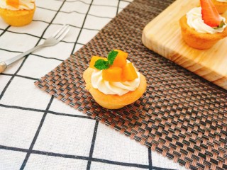 13、迷你水果塔,最后来组装，放上自己喜欢的水果装饰一下