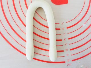 8、小白兔馒头,搓成长条。