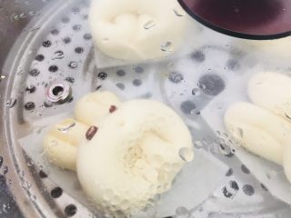 15、小白兔馒头,大火烧开10分钟，焖3分钟。