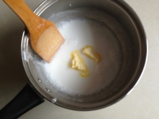 4、椰香黄金糕,离火，加入黄油块，搅拌至黄油块溶化。