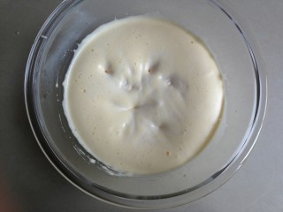 10、椰香黄金糕,将加了酵母水的木薯糊倒入，用打蛋器再打均匀。