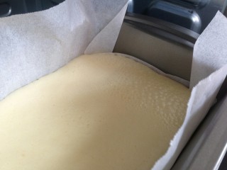 13、椰香黄金糕,这时候的蛋糕糊有很多粗的气泡。