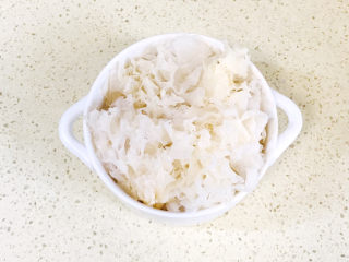 2、紫薯银耳粥,银耳提前泡发，洗净，撕成小朵