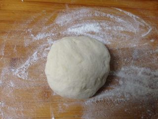 3、芝麻酱烧饼,发酵好的面团取出排气揉匀