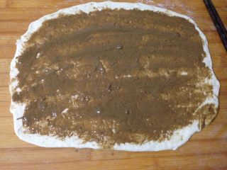 4、芝麻酱烧饼,擀成长方形大片，均匀涂满芝麻酱