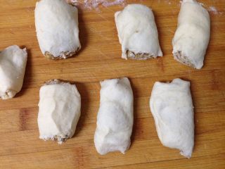 6、芝麻酱烧饼,揪成大小合适的段成饼坯