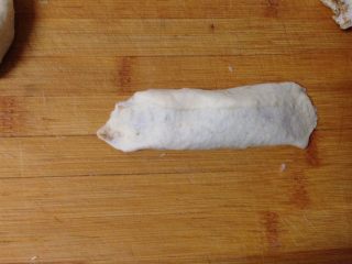 7、芝麻酱烧饼,取一个饼坯两头捏紧，稍微拉长