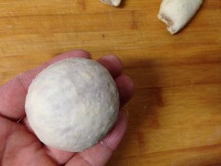 9、芝麻酱烧饼,用手团成圆形，表面刷糖水