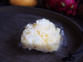 2、百变水果 三色水果银耳粥,新鲜的银耳从冰箱冷冻室里提前拿出来解冻。