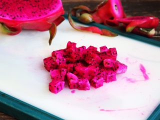 5、百变水果 三色水果银耳粥,火龙果果肉切成小丁。