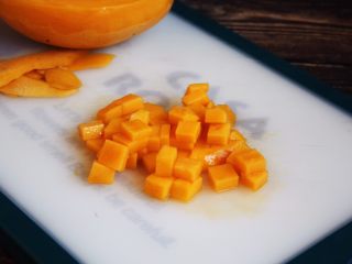 6、百变水果 三色水果银耳粥,芒果切成小丁。