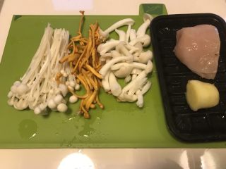 1、电饭煲+蘑菇鸡丝暖胃粥,食材准备。
