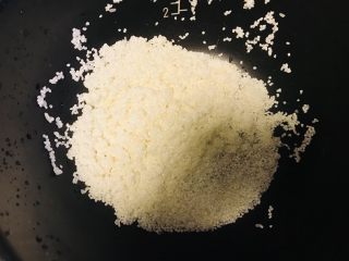 2、电饭煲+蘑菇鸡丝暖胃粥,将粥米淘洗干净。