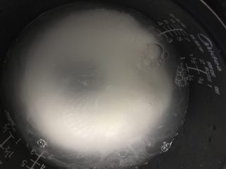 3、电饭煲+蘑菇鸡丝暖胃粥,加入适量的水,按煮粥键。具体多少根据大家的喜好,喜欢喝稠点的少加水,喜欢稀的多加水。趁着煮粥的时候准备配菜。