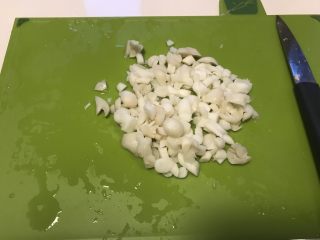 4、电饭煲+蘑菇鸡丝暖胃粥,将白玉菇去蒂、洗净、切小段。
