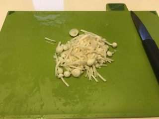 5、电饭煲+蘑菇鸡丝暖胃粥,将金针菇洗净切碎。