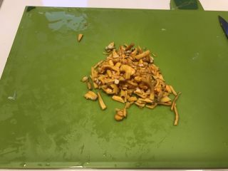 6、电饭煲+蘑菇鸡丝暖胃粥,将虫草菇洗净、切碎。