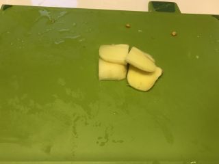 7、电饭煲+蘑菇鸡丝暖胃粥,生姜洗净、去皮、切片。