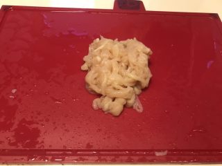 8、电饭煲+蘑菇鸡丝暖胃粥,鸡肉洗净、切细丝。