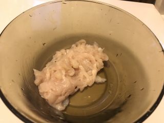 9、电饭煲+蘑菇鸡丝暖胃粥,加入半茶匙的盐搅拌均匀,使鸡肉入味。