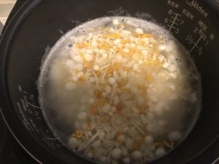 10、电饭煲+蘑菇鸡丝暖胃粥,待粥煮开后,加入所有的蘑菇。