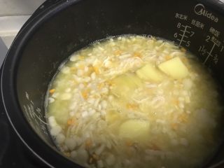 12、电饭煲+蘑菇鸡丝暖胃粥,加入将片去味。粥煮好后,尝下咸淡,然后酌情加盐。
