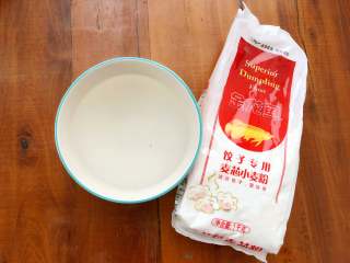 2、梅花蒸饺,饺子粉倒入较大的容器里。