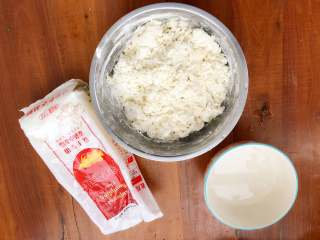 3、梅花蒸饺,慢慢将温水倒入面盆，把面粉搅成絮状。