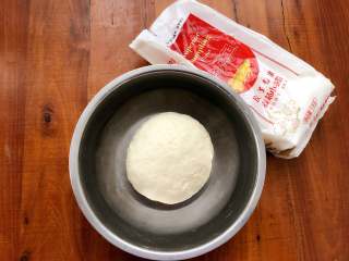 4、梅花蒸饺,揉成光滑的面团。在揉面的过程中一定要根据面粉的吸水量添减水，我用的金龙鱼的饺子专用粉，吸水比较好，所以用的水比普通面粉多一点。