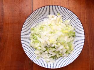 12、梅花蒸饺,大葱洗干净切碎。