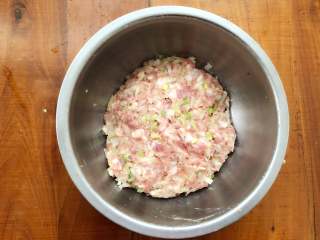 14、梅花蒸饺,不用放盐，直接搅拌均匀即可。