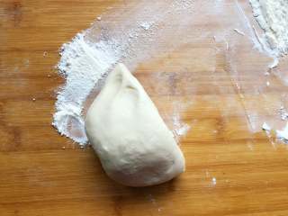 16、梅花蒸饺,留一块在面板上，其他两块放到盆里，用湿布盖起来，以防表皮变干。