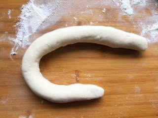 17、梅花蒸饺,把面团搓成长条状。