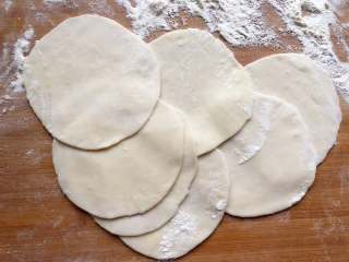 19、梅花蒸饺,擀成比平时包饺子稍微大一点的饺子皮