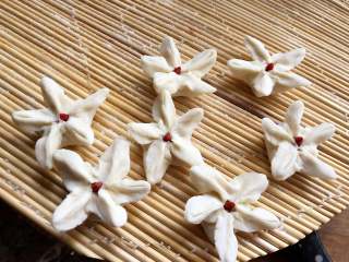 22、梅花蒸饺,把边翻上来，中间放上泡好的枸杞。