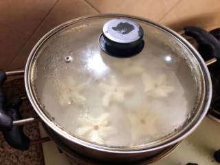 24、梅花蒸饺,大火蒸12-15分钟即可。