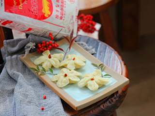 25、梅花蒸饺,取出蒸好的梅花蒸饺