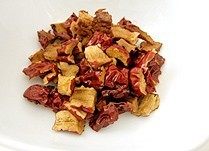 2、红糖小米粥,红枣洗净，去核，红枣肉切碎备用。