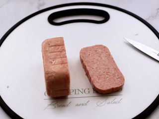 2、午餐肉黄瓜汉堡包,午餐肉去外壳，拿出来切片，我切的厚哈，这样吃着过瘾。