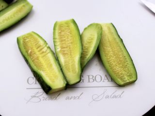 3、午餐肉黄瓜汉堡包,黄瓜洗净后，把两头去蒂后，把黄瓜切成薄片。