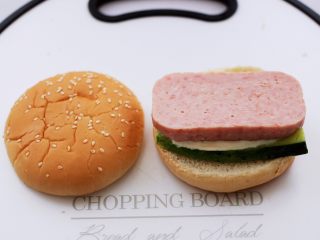 7、午餐肉黄瓜汉堡包,再铺上一层午餐肉。