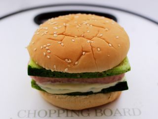 11、午餐肉黄瓜汉堡包,上面盖上汉堡包胚即可。