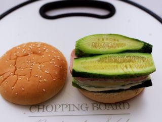 9、午餐肉黄瓜汉堡包,再铺上一层黄瓜片。