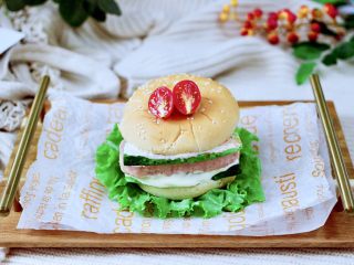 16、午餐肉黄瓜汉堡包,成品一