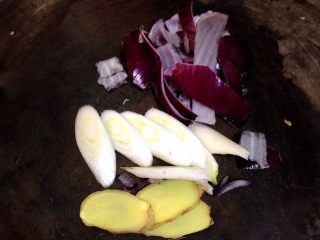 2、麻辣羊肉,葱、姜切片,洋葱切粗丝
