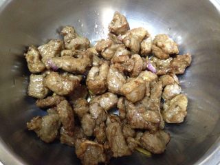 12、麻辣羊肉,定型即可捞出(不用完全炸熟)