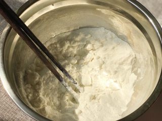 5、冬太烈，心太软,先加50克热水，这一步叫烫面，为了让糯米圆子更加软糯