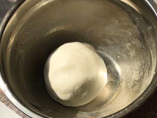 6、冬太烈，心太软,再慢慢倒入水，直到活成不沾手的面团